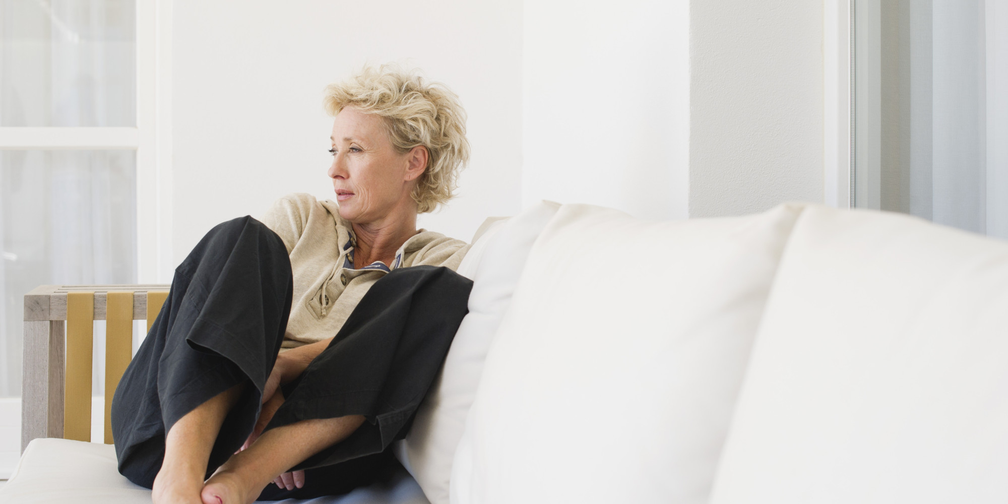 Imagen cortesía de http://i.huffpost.com o-older-woman-alone-facebook